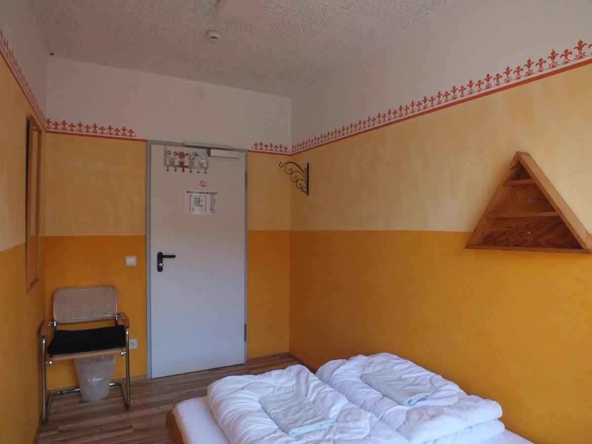 Max Hostel *